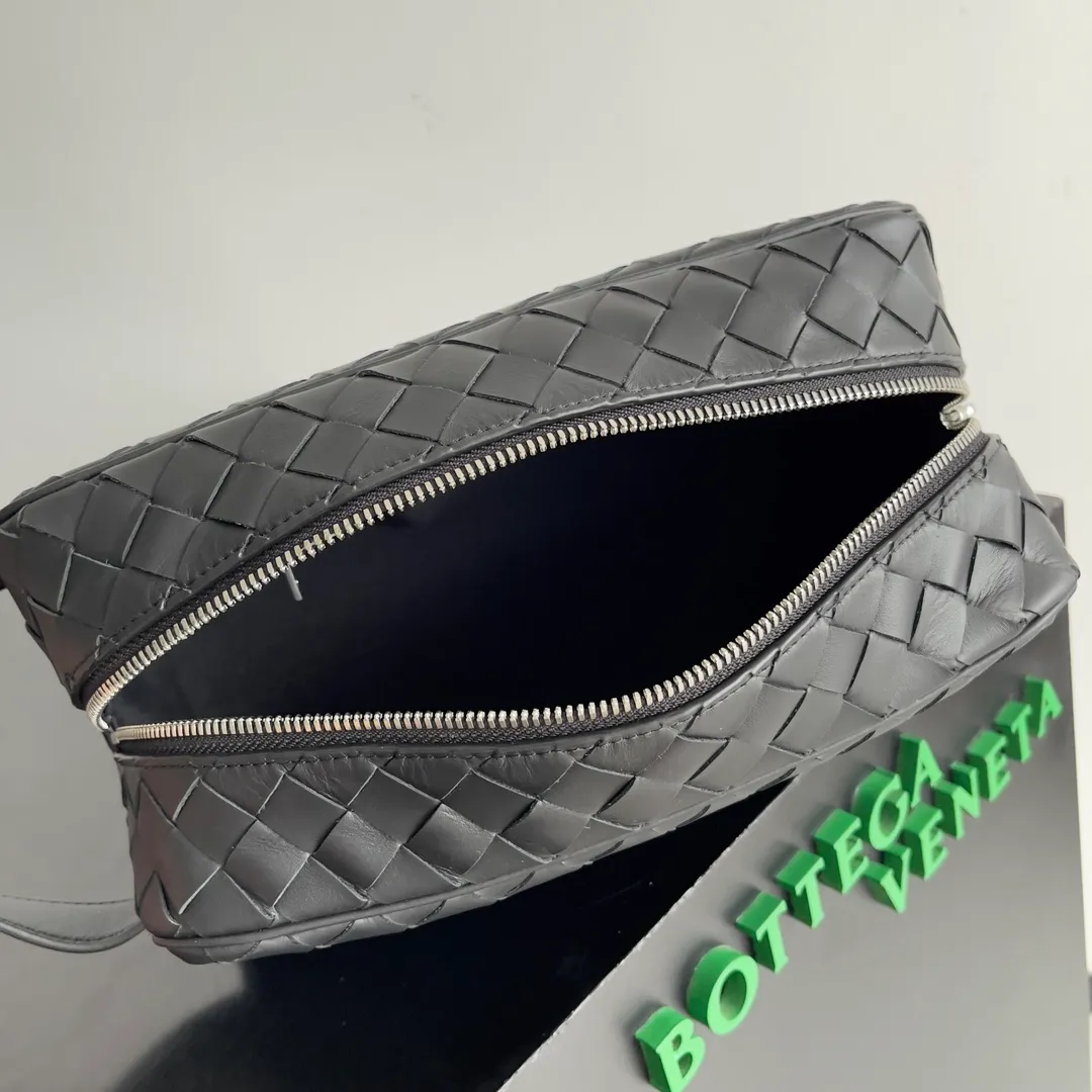 Batch 1260 BOTTEGA VENETA 2024 new INTRECCIATO classic toiletry bag, the choice of discerning people. The low-key luxury quality is the interpretation of its brand. If you like low-key BV, it is the first choice~~ Style number: 729295 Size: 26*13*10cm